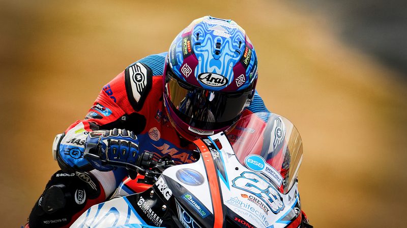 Superbike racing: Luke Hedger tucked behind the screen of the No. 23 Honda, Brands Hatch 2026