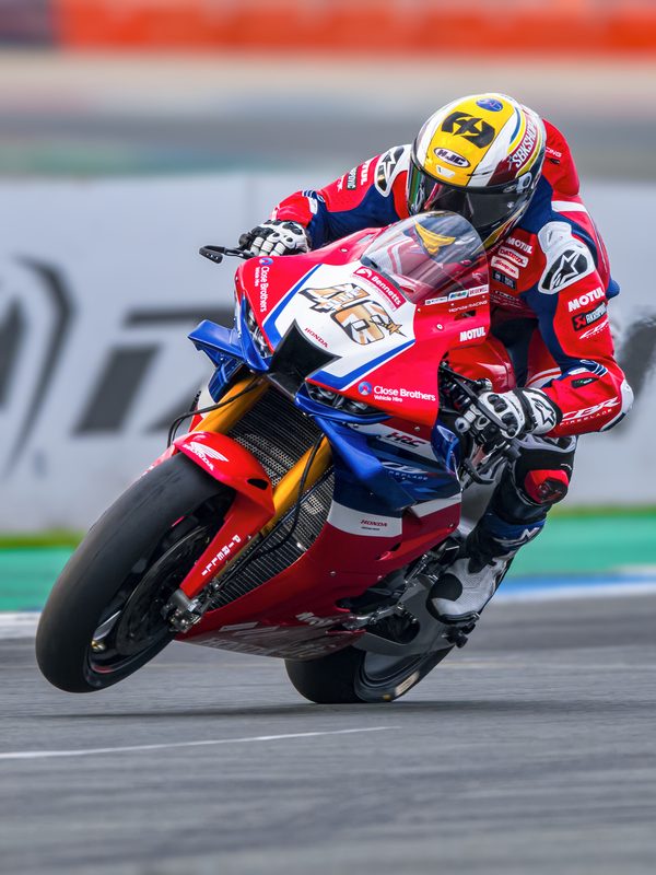 Superbike racing: Tommy Bridewell on the Honda, front wheel lifting, Assen 2025