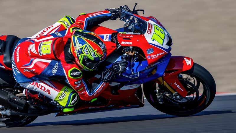 Superbike racing: Andrew Irwin on the Honda at full lean, Donington Park 2025
