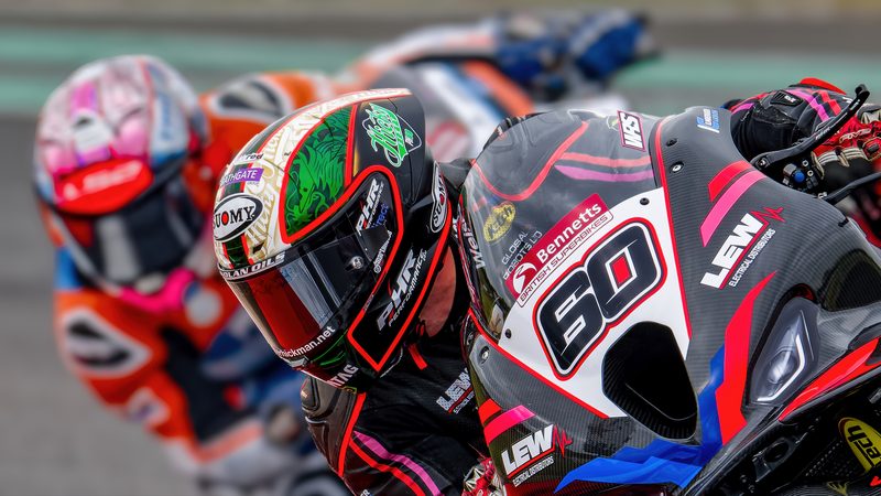 Superbike racing: Peter Hickman on the No. 60 BMW leading a pack, Snetterton 2025
